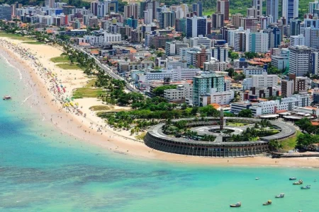 Com praias quentes, ritmo calmo, orla sem arranha-céus e um pôr do sol lendário ao som do bolero de Ravel, a capital queridinha dos brasileiros que buscam beleza, sossego e cidade bem cuidada