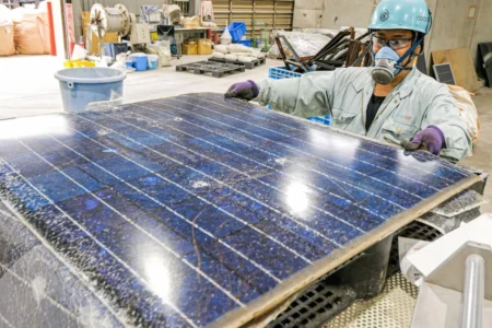 Com tecnologia avançada e triagem minuciosa, centro japonês transforma painéis solares descartados em novos materiais ao reutilizar alumínio, recuperar vidro, extrair metais raros e criar produtos sustentáveis para uma economia circular real Com tecnologia avançada e triagem minuciosa, centro japonês transforma painéis solares descartados em novos materiais ao reutilizar alumínio, recuperar vidro, extrair metais raros e criar produtos sustentáveis para uma economia circular real