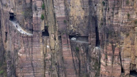Com túnel de 1,2 km cavado à mão, 13 curvas estreitas em penhasco e obra que matou 20 vidas, rodovia assombra condutores, revoluciona vilarejo isolado e atrai caçadores de adrenalina nas montanhas da China Com túnel de 1,2 km cavado à mão, 13 curvas estreitas em penhasco e obra que matou 20 vidas, rodovia assombra condutores, revoluciona vilarejo isolado e atrai caçadores de adrenalina nas montanhas da China