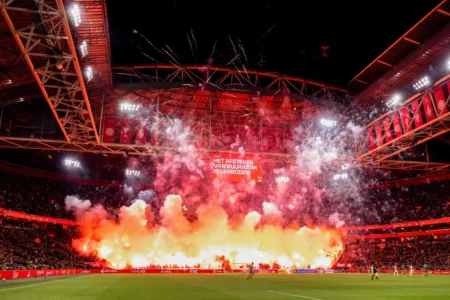 Jogo do Holandês é cancelado após torcida acender objetos pirotécnicos