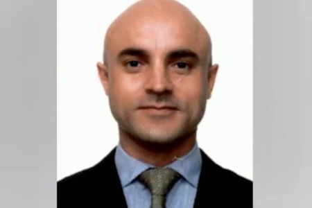 Professor de escola de elite é encontrado morto carbonizado em carro