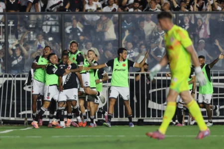 Vasco atropela Internacional e volta a vencer no Campeonato Brasileiro