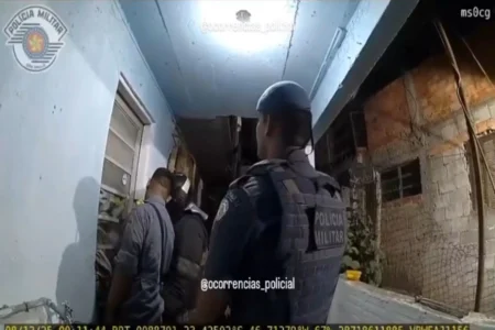 Vídeo mostra explosão de casa em SP que deixou policiais feridos Vídeo mostra explosão de casa em SP que deixou policiais feridos