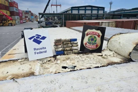 Polícia Federal apreende 615kg de cocaína em cargas de banana e amendoim no Porto de Santos hoje Polícia Federal apreende 615kg de cocaína em cargas de banana e amendoim no Porto de Santos hoje