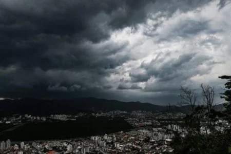 Defesa Civil emite alerta severo para chuva e rajadas de vento em SP Defesa Civil emite alerta severo para chuva e rajadas de vento em SP