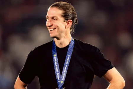 Filipe Luís revela como a taça da Libertadores quebrou; confira