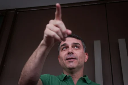 Flávio Bolsonaro ganha seguidores após se lançar ao Planalto. Veja