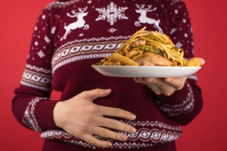 Entenda por que você exagera na ceia de Natal agora e aprenda a controlar a fome emocional hoje