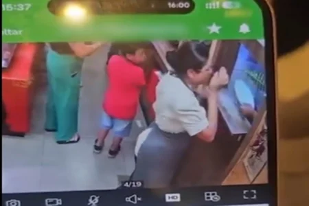 Funcionária leva soco no nariz após discussão com coordenadora no DF.Vejavídeo Funcionária leva soco no nariz após discussão com coordenadora no DF.Vejavídeo