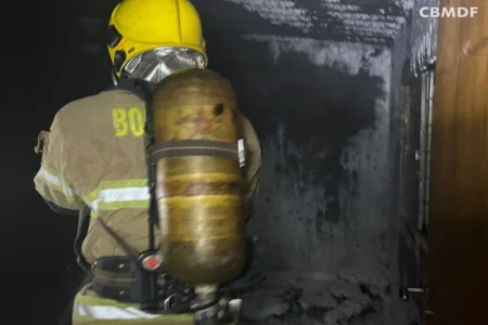 Homem causa incêndio em casa após queimar colchão da ex no DF.Vejavídeo Homem causa incêndio em casa após queimar colchão da ex no DF.Vejavídeo