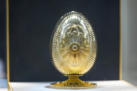 Homem é preso após roubar e engolir ovo Fabergé inspirado em 007 Homem é preso após roubar e engolir ovo Fabergé inspirado em 007
