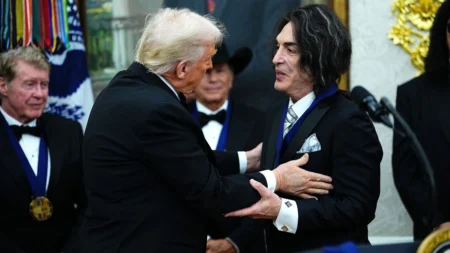 Kiss e Sylvester Stallone recebem medalhas do Salão Oval dos EUA