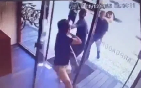Ladrão avança e arranca cordão de ouro de turista que entrava em hotel.Vejavídeo Ladrão avança e arranca cordão de ouro de turista que entrava em hotel.Vejavídeo