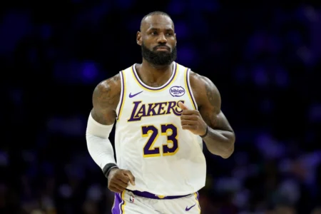 Lakers vencem 76ers e Lebron James atinge marca histórica na NBA