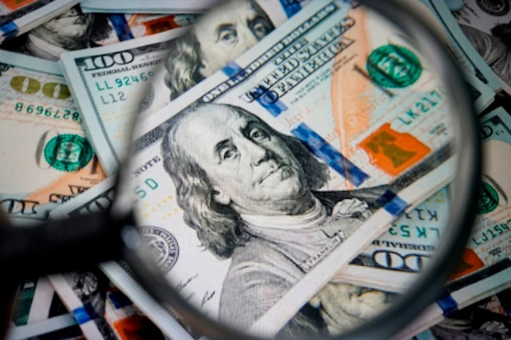 Mercado resiste a “efeito Flávio”. Dólar sobe, mas de forma moderada