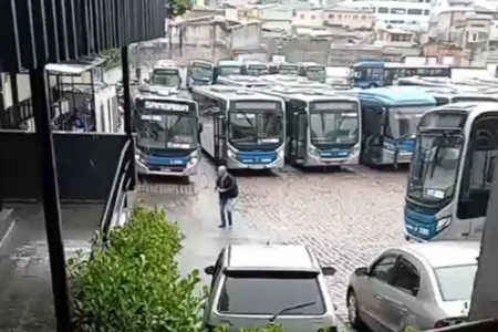 Motoristas entram em greve e ônibus são recolhidos em São Paulo.Vejavídeo Motoristas entram em greve e ônibus são recolhidos em São Paulo.Vejavídeo