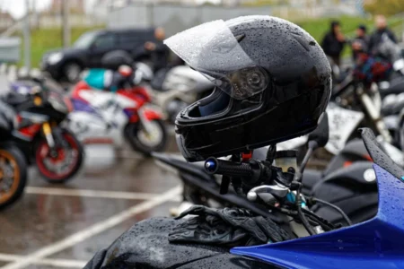 Mototáxi: PL prevê que apps paguem curso e placa vermelha para motos