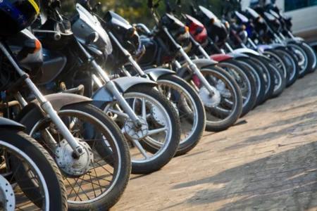 Mototáxi: PL veda circulação no centro expandido e exige placa vermelha