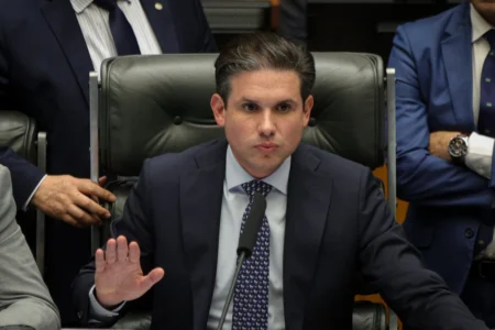 Hugo Motta discute PL Antifacção com líderes na Câmara dos Deputados
