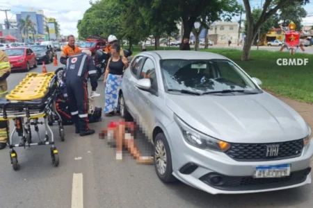 Mulher é atropelada por moto em via de Taguatinga e levada a hospital Mulher é atropelada por moto em via de Taguatinga e levada a hospital