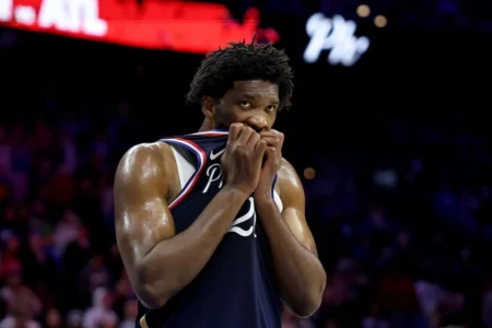 NBA multa 76ers em US$ 100 mil por volta de Embiid. Entenda
