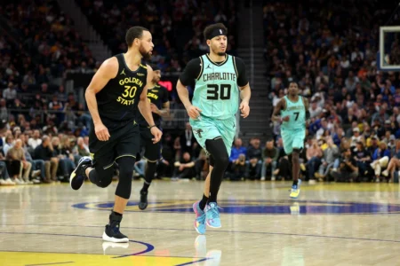 NBA: Stephen Curry retornará aos treinos e deve jogar com irmão; veja