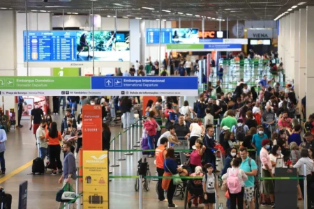 Pilotos e comissários votam greve hoje, fim de ano pode ter caos aéreo