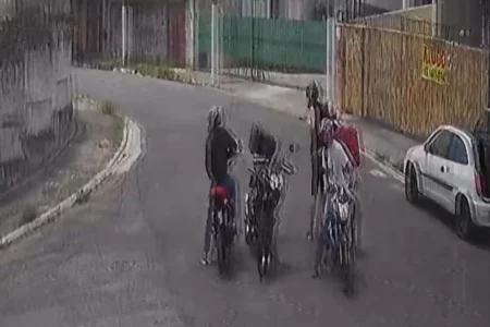Policial aposentado reage a assalto e mata suspeito na zona oeste.Vejavídeo Policial aposentado reage a assalto e mata suspeito na zona oeste.Vejavídeo