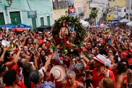 Quinta (4/12) é dia de Santa Bárbara, que morreu decapitada pelo pai