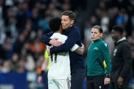 Rodrygo demonstra apoio a Xabi Alonso após derrota do Real Madrid Rodrygo demonstra apoio a Xabi Alonso após derrota do Real Madrid