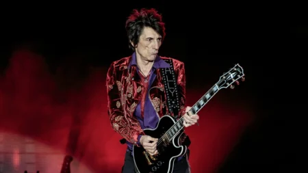 Ronnie Wood celebrou seu 50º aniversário nos Rolling Stones pintando a banda