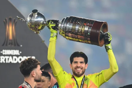 Rossi alcança marca histórica no Flamengo após título da Libertadores