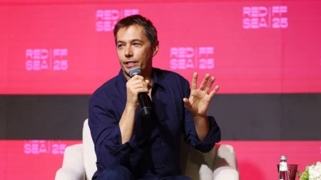Sean Baker, vencedor do Oscar por ‘Anora’, critica acordo entre Netflix e Warner