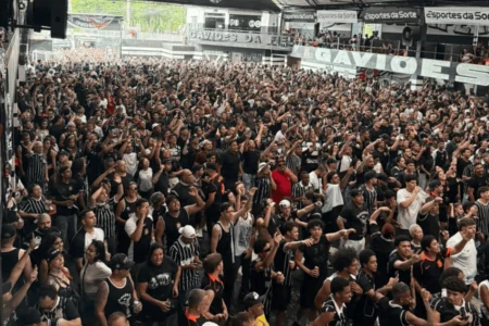 Corintianos invadem Gaviões da Fiel, 2h antes do jogo mais esperado na final da Copa do Brasil Corintianos invadem Gaviões da Fiel, 2h antes do jogo mais esperado na final da Copa do Brasil