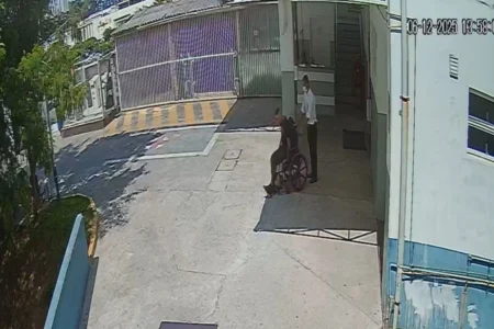 Suspeito de roubo a carro de luxo é encontrado baleado em UPA de SP.Vejavídeo Suspeito de roubo a carro de luxo é encontrado baleado em UPA de SP.Vejavídeo