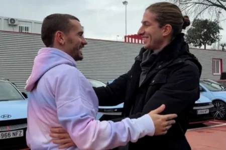Filipe Luís surpreende Atlético de Madrid com visita após Copa Intercontinental Filipe Luís surpreende Atlético de Madrid com visita após Copa Intercontinental