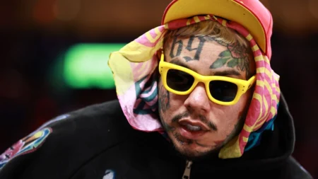 Tekashi 6ix9ine é condenado a três meses de prisão por violações de liberdade condicional Tekashi 6ix9ine é condenado a três meses de prisão por violações de liberdade condicional