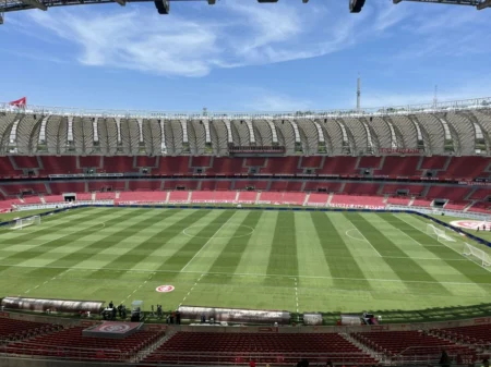 Torcida do Internacional estende faixas de protesto no Beira-Rio Torcida do Internacional estende faixas de protesto no Beira-Rio