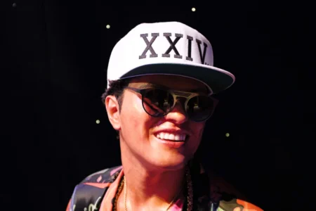 Bruno Mars lança novo álbum hoje após 8 anos sem disco solo inédito Bruno Mars lança novo álbum hoje após 8 anos sem disco solo inédito