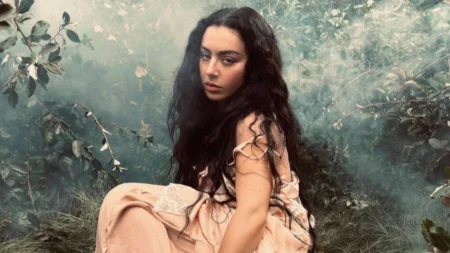 Charli XCX Deixa a Fama para Trás em The Moment