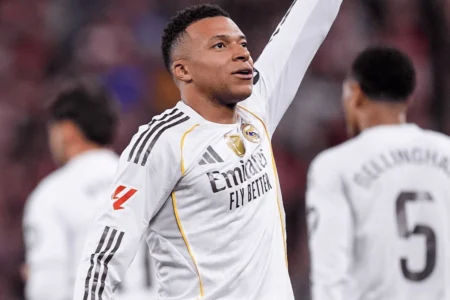 Mbappé Viaja Hoje para Reforçar o Real Madrid na Final da Supercopa da Espanha Contra o Barcelona