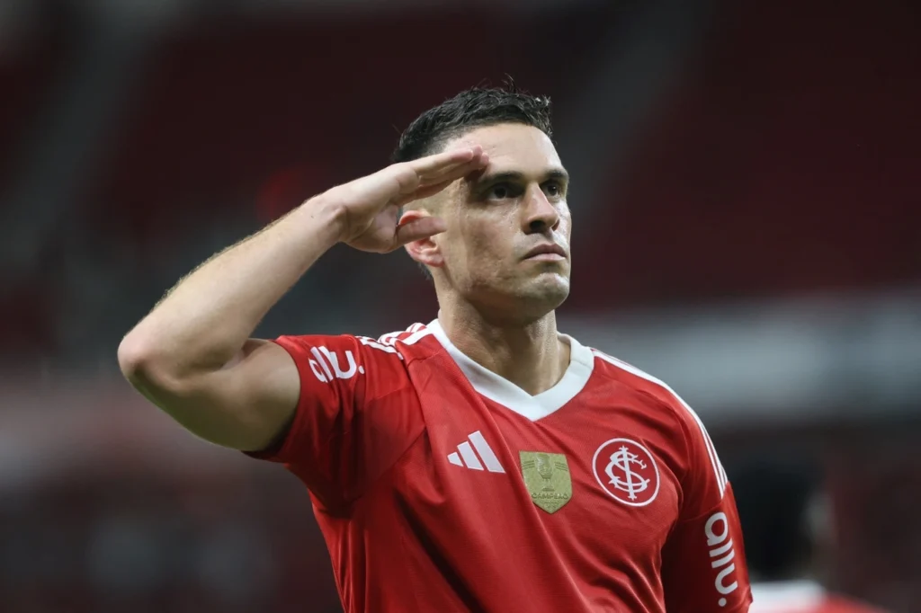 Internacional vence Grêmio na virada e reassume liderança do Gauchão Internacional vence Grêmio na virada e reassume liderança do Gauchão