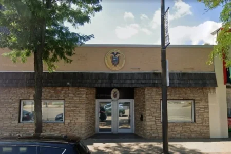 Agente do ICE tenta invadir consulado em Mineápolis