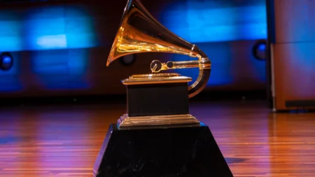 Grammy 2025: Trevor Noah revela lineup secreto com 15 artistas a espera