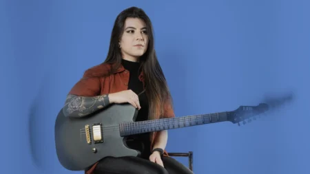 Jéssica Falchi lança EP Solace agora com melodias fortes de rock e metal