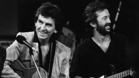 Eric Clapton aprende segredo com George Harrison para criar Layla hoje