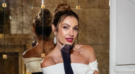 Patrícia Poeta Deslumbra no Desfile Schiaparelli em Paris com Look Retrô Sofisticado Hoje