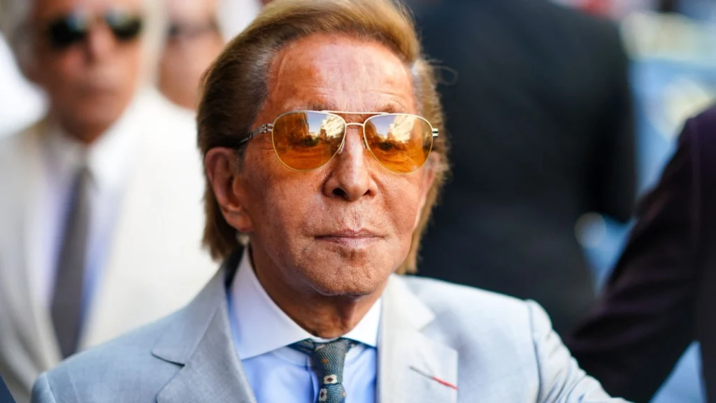 Valentino Garavani, criador da moda de luxo Valentino, morre aos 93 anos