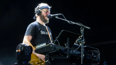 Bon Iver revela Volumes com 6 anos de álbuns ao vivo inéditos Bon Iver revela Volumes com 6 anos de álbuns ao vivo inéditos