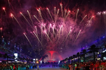 Carnaval 2026 hoje: último dia de desfiles na Sapucaí com 4 escolas de samba